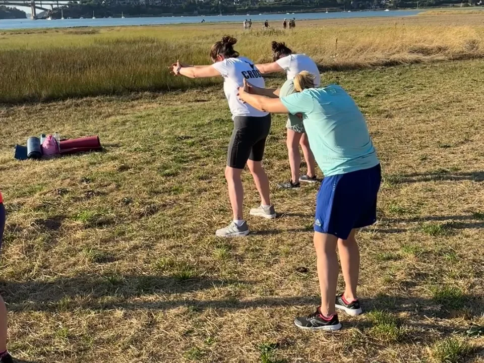 Séance de coaching collectif en petit groupe en extérieur à Saint-Malo
