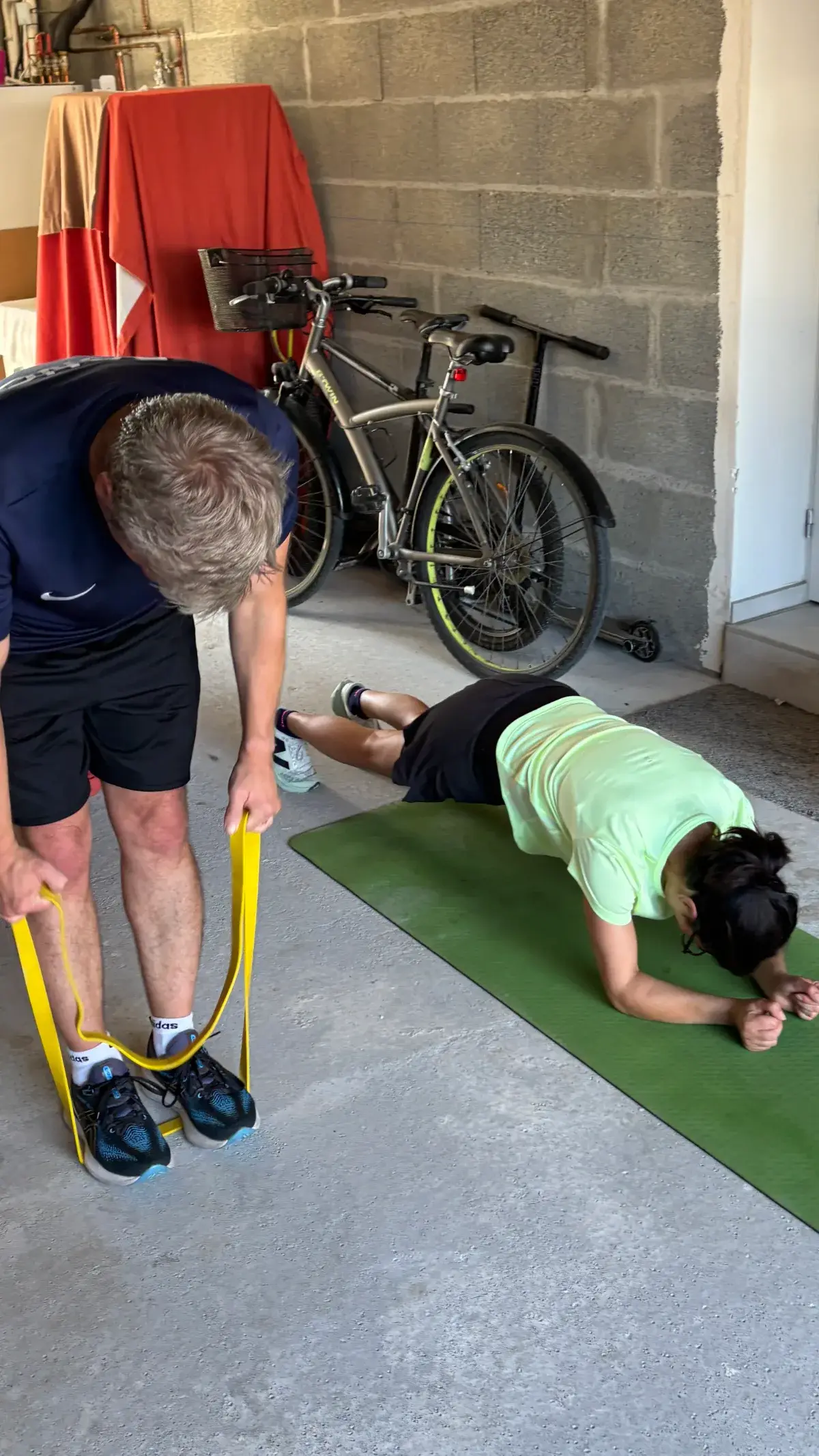 Séance de coaching sportif en duo à domicile avec élastiques, à Saint-Malo