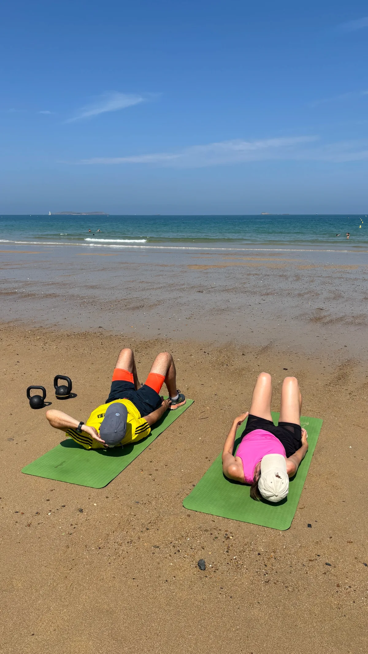 Coaching duo — entraînement à deux sur la plage à Saint-Malo