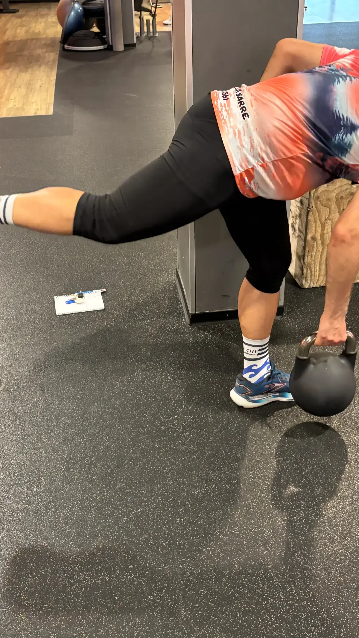 Programme de coaching sportif en ligne, exercice avec kettlebell en salle