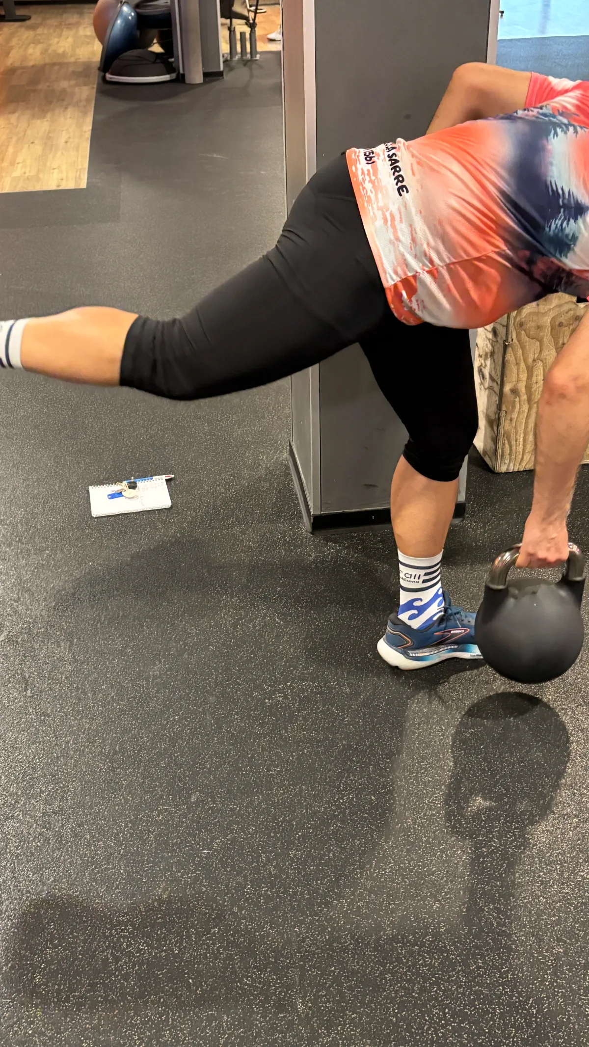 Programme de coaching sportif en ligne, exercice avec kettlebell en salle