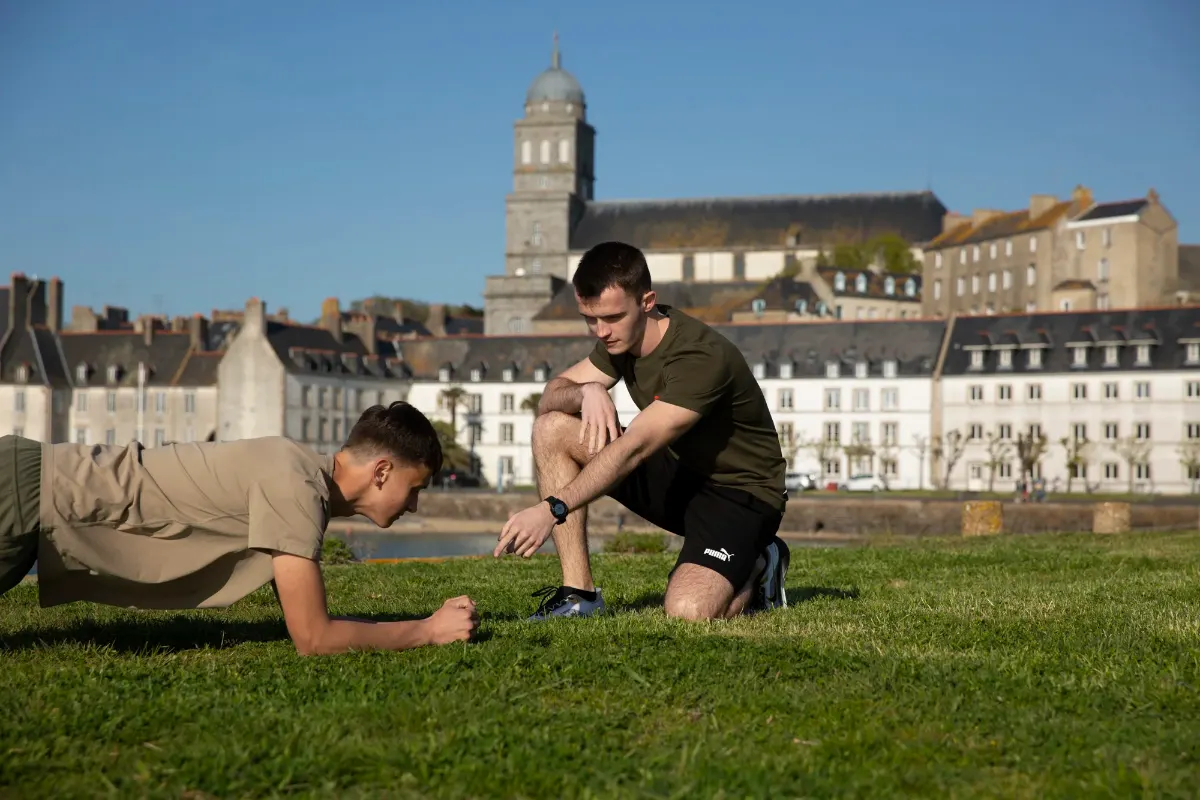 Séance de coaching en entreprise en extérieur face aux remparts de Saint-Malo